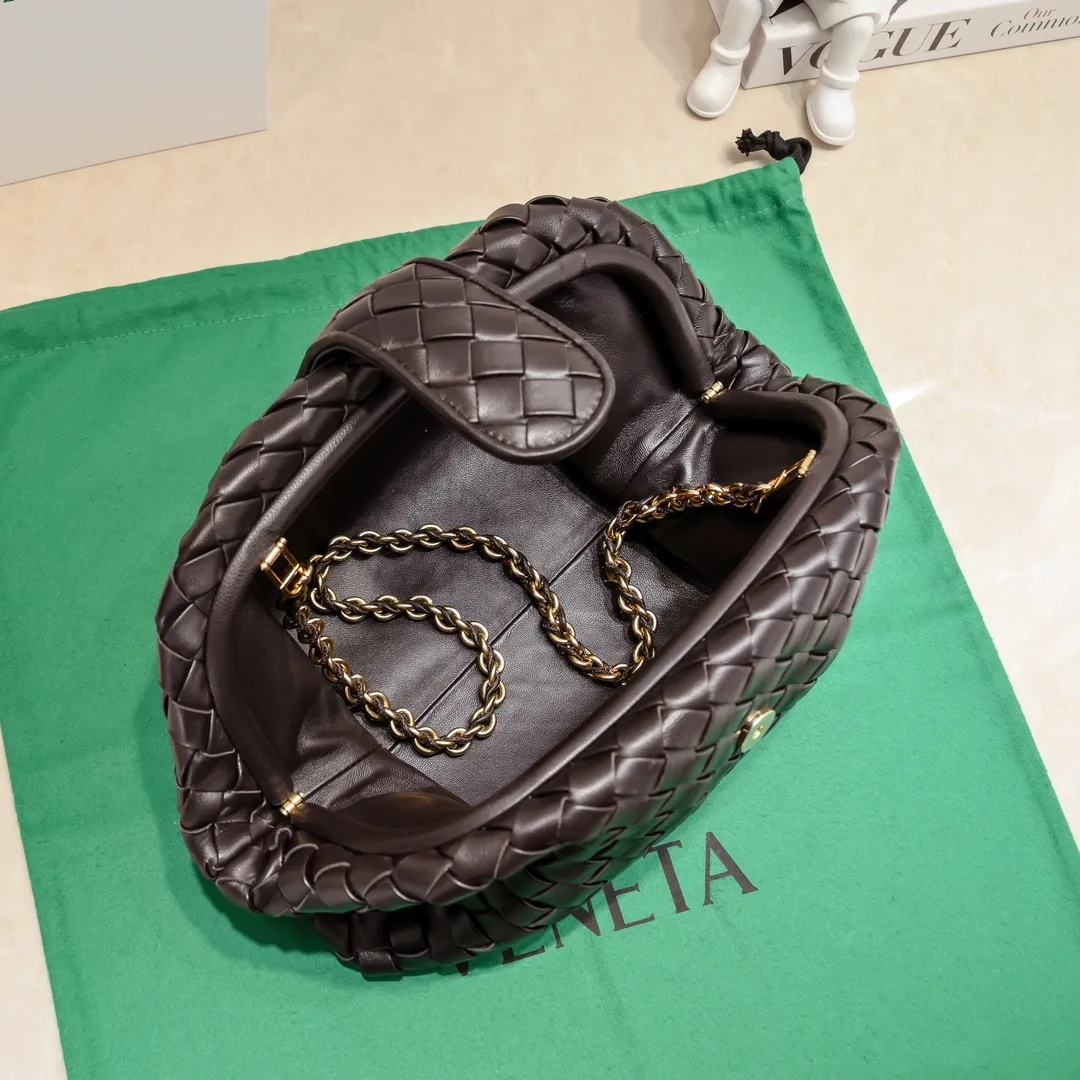 Batch 2260 Bitters Venetia 2024 summer series brings Lauren 1980 handbags back to the public eye. The design of the bag is inspired by ancient Roman architecture. It uses the brand's iconic Intrecciato lambskin woven bag body with a hard frame. No logo can be seen on the whole bag. It is equipped with a leather woven metal chain. When using it as a clutch, just put the chain directly in the bag ~ showing an elegant and timeless style. Decades later, when Lauren Hutton once again walked on the Bottega Venetia spring and summer show with this bag, the charm of the year still remains intact despite the passage of time. Size: 31.5*16.5*11 Style number: 5807#